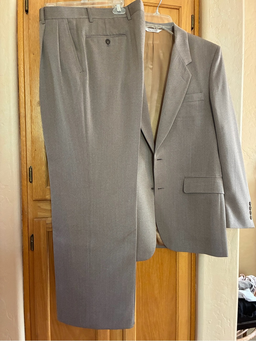 Oscar de la Renta Men’s Tan Two-Piece Suit 42 Regular. - Picture 4 of 5